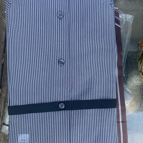 Handsome Clairborne  no-iron slim fit mens dress shirt.  Size 14-1/2 32 33. - Picture 2 of 5